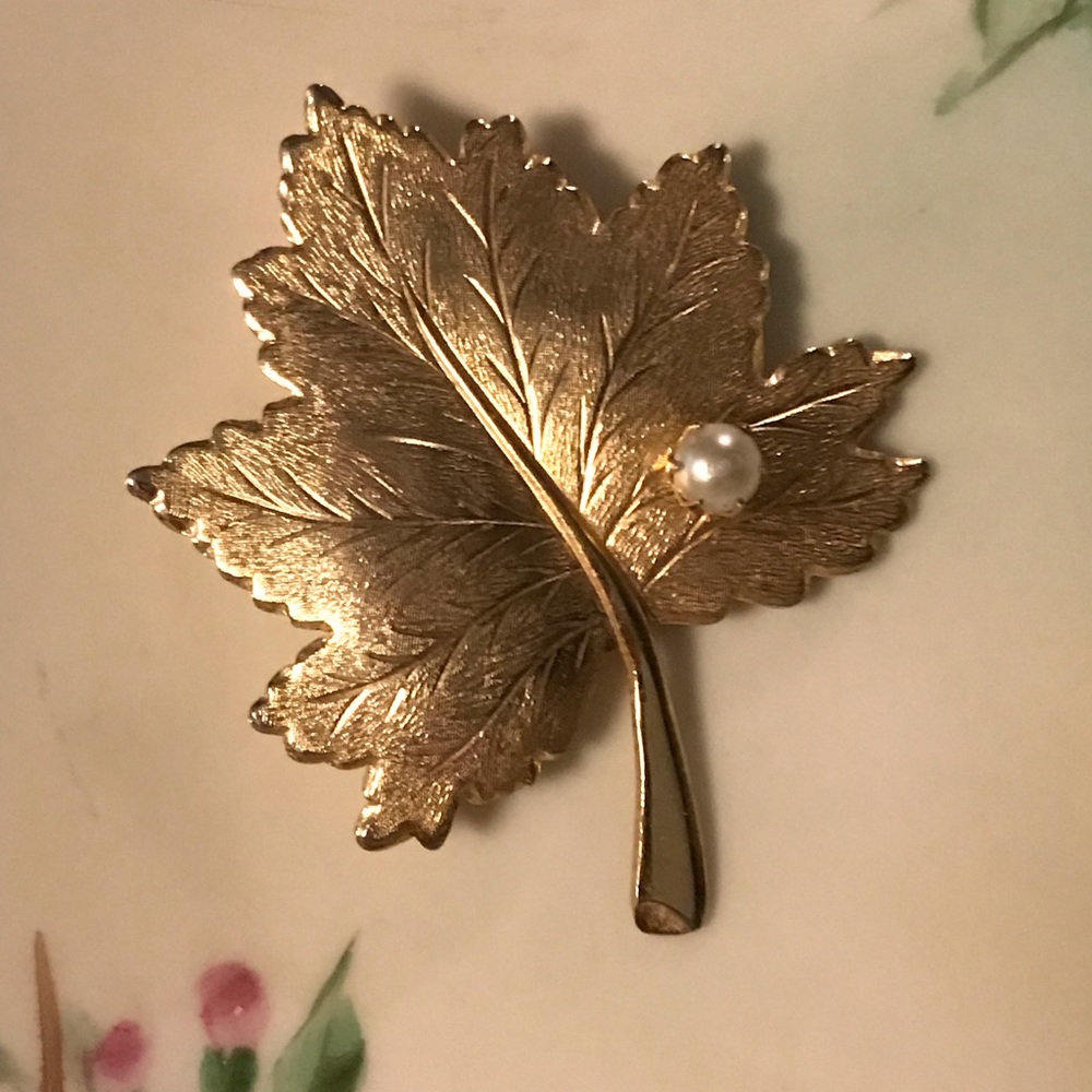 Vintage Sarah Coventry gold leaf brooch
